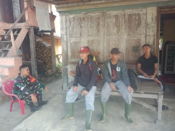 Babinsa Koramil 406-01/Rawas Ulu Laksanakan Komsos Bahas Keamanan Desa