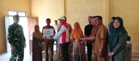 Babinsa Koramil 406-09/Terawas Hadiri Pembagian BLT dan Pantau Progres Pembangunan di Desa Srimulyo