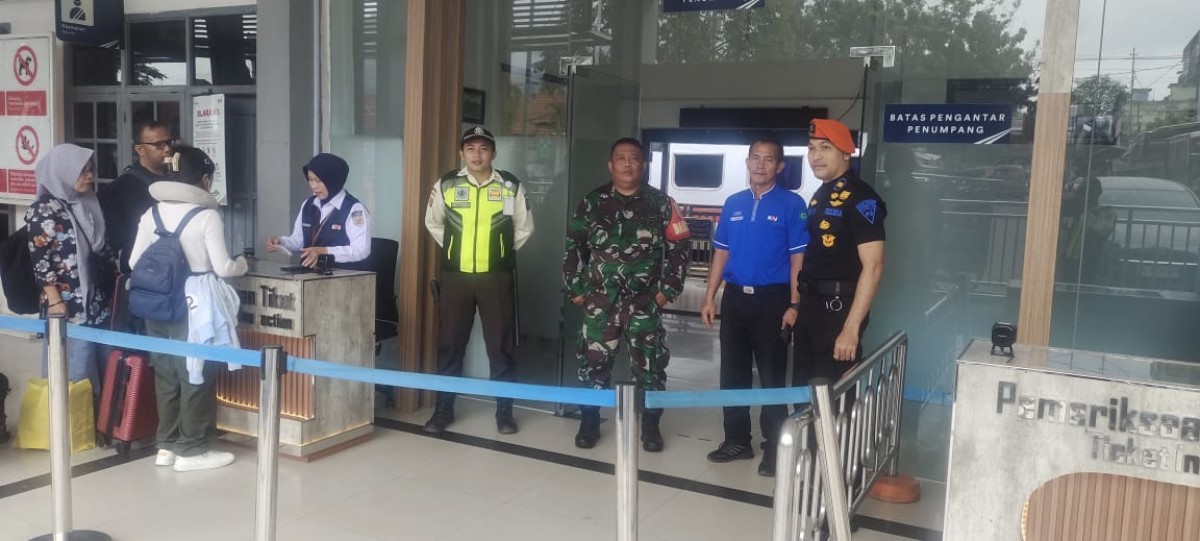 Babinsa Koramil 406-08/Lubuk Linggau Laksanakan Komsos Bersama Pegawai KAI Security dan Warga di Stasiun KAI Lubuklinggau