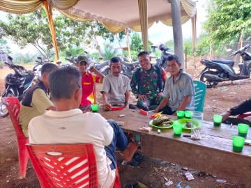 Babinsa Koramil 406-08/Lubuklinggau Laksanakan Komsos dan Monitoring Hajatan di Kelurahan Belalau II