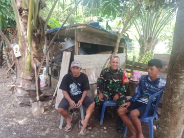 Babinsa Koramil 406-01/Rawas Ulu Laksanakan Komsos Bahas Keamanan Desa di Lubuk Mas