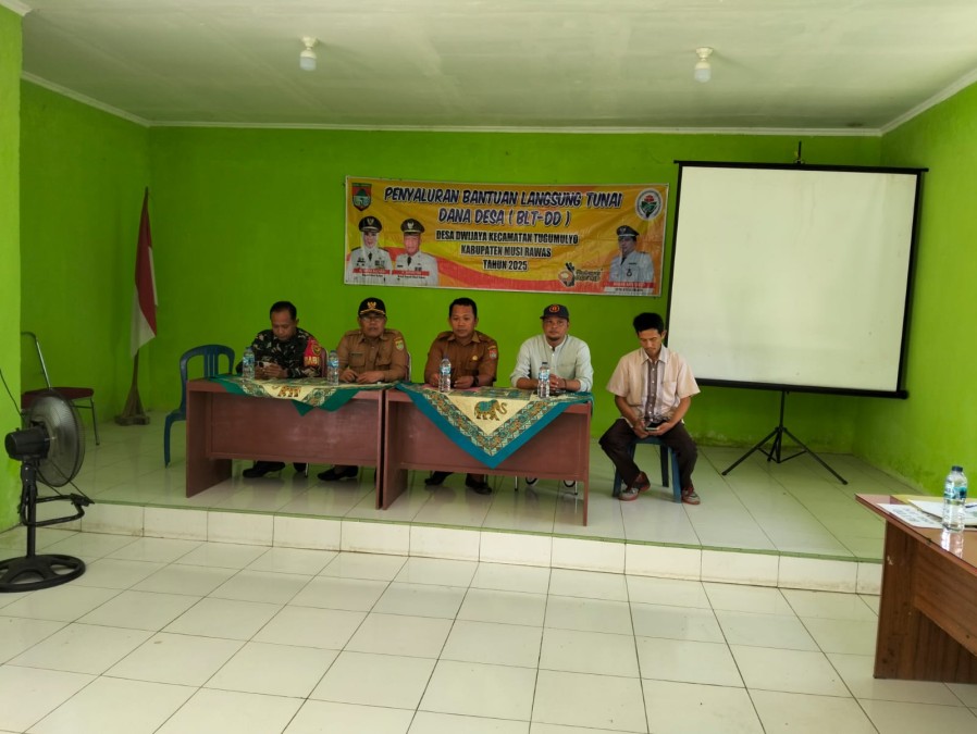 Babinsa Koramil 406-06/Tugumulyo Hadiri Penyaluran BLT Dana Desa di Desa Duwi Jaya