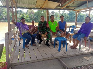 Babinsa Rawas Ulu Laksanakan Komsos Bahas Keamanan dan Ketertiban Lingkungan