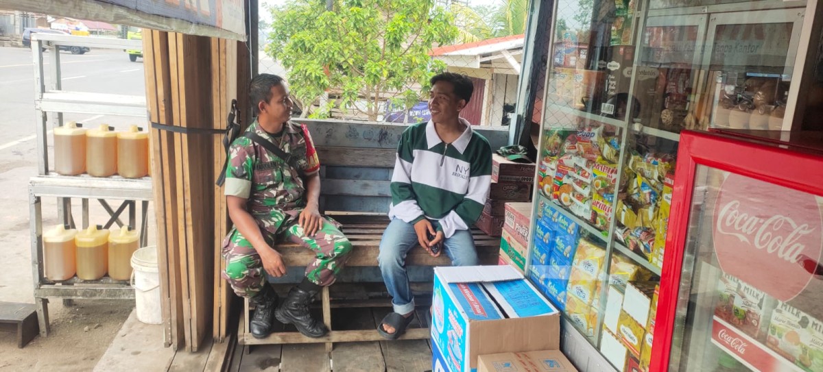 Babinsa Koramil 406-07/Jayaloka Tingkatkan Komsos dengan Warga Desa Yudha Karya Bhakti