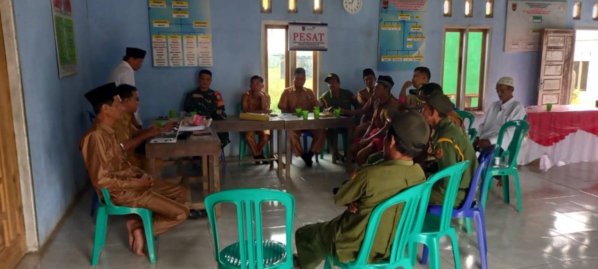 BABINSA KORAMIL 406-04/MUARA LAKITAN LAKSANAKAN KOMSOS DENGAN MASYARAKAT DESA SP 9 HARAPAN MAKMUR