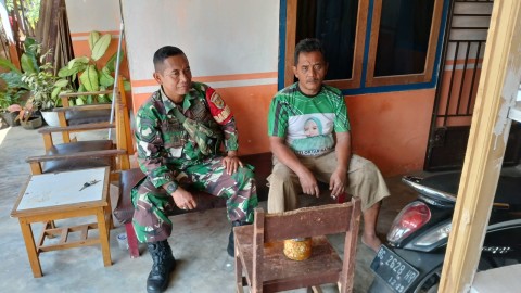 Babinsa Koramil 406-08/Lubuklinggau Laksanakan Komsos Bersama Ketua RT Bahas Keamanan Lingkungan
