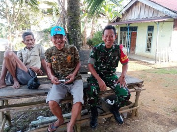 Serka Mizan, Babinsa Koramil 406-07/Jayaloka Jalin Keakraban dengan Warga Desa Nestiboga 2