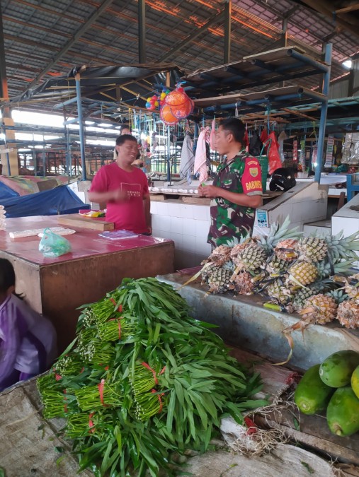 Serka Mardianto, Babinsa Koramil 406-10/Lubuklinggau Timur, Jalin Silaturahmi dengan Pedagang di Pasar Ikan Simpang Periuk