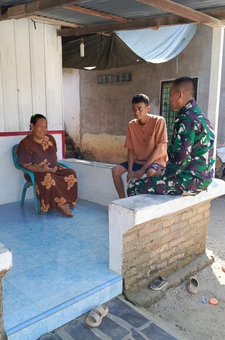 Babinsa Koramil 406-05/Muara Kelingi Jalin Keakraban dengan Warga Desa Sungai Bungut