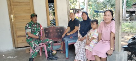 Babinsa Koramil 406-05/Muara Kelingi Jalin Keakraban dengan Warga Desa Pangkalan Tarum, Wujudkan Masyarakat yang Rukun