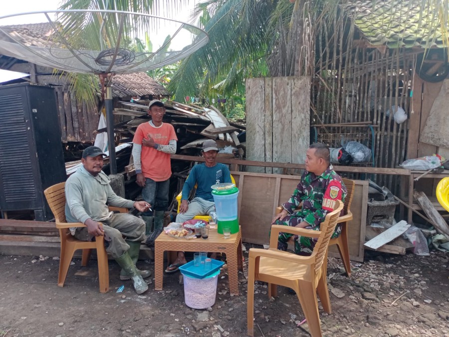 Babinsa Koramil 406-05/Muara Kelingi, Serda Rilly Apriansyah Jalin Silaturahmi dengan Warga Desa Mandi Aur Demi Tingkatkan Keamanan Desa