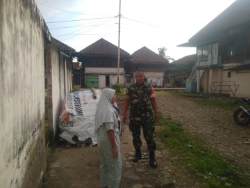 Babinsa Koramil 406-01/Rawas Ulu Laksanakan Komsos Bahas Kesehatan di Kelurahan Pasar Suruhlangun