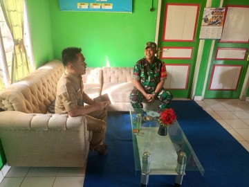 Babinsa Koramil 406-07/Jalayoka Jalin Keakraban dengan Kades Desa Sukowono, Bahas Keamanan dan Ketertiban Desa