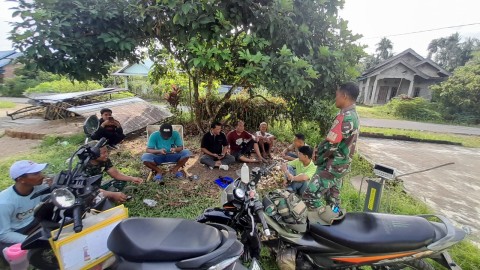 Babinsa Koramil 406-04/Muara Lakitan Jalin Silaturahmi dengan Perangkat dan Tokoh Masyarakat Desa Jajaran Baru