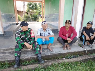 Babinsa Koramil 406-05/Muara Kelingi, Serda Hedi Marta Lores, Jalin Silaturahmi dengan Warga Desa Darma Sakti