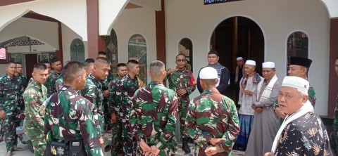 Babinsa Koramil 406-03/Rupit Ajak Sholat Jumat Berjamaah dan Jalin Komsos Bersama Warga Desa Karang Anyar