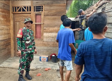 Babinsa Koramil 406-05/Muara Kelingi Bersama Warga Gotong Royong Benahi Rumah Warga Desa Sungai Naik