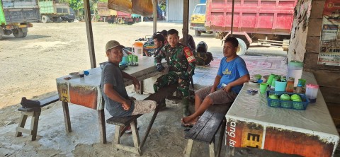 Babinsa Koramil 406-03/Rupit Ingatkan Supir Truk Agar Selalu Waspada di Jalan