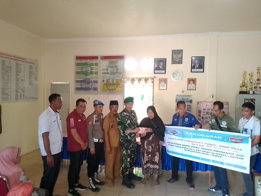 Babinsa Koramil 406-04/Muara Lakitan Dampingi Pembagian BLT Ekstrem di Desa Prabumulih 2