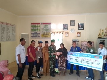 Babinsa Koramil 406-04/Muara Lakitan Dampingi Pembagian BLT Ekstrem di Desa Prabumulih 2