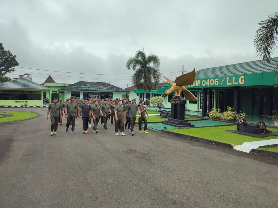 Kasdim 0406/Lubuk Linggau Pimpin Apel dan Olahraga Bersama dalam Rangka Jumat Sehat