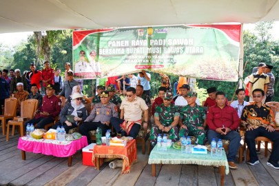 KEPALA STAF KODIM 0406/LUBUKLINGGAU HADIRI PANEN RAYA DI MUSI RAWAS UTARA