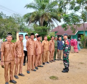 Babinsa Koramil 406-04/Muara Lakitan Laksanakan Komsos dengan Perangkat Desa SP 9 Harapan Makmur