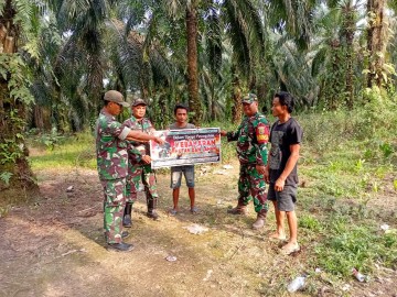 Babinsa Koramil 406-02/Rawas Ilir Himbau Warga Kelurahan Karang Dapo Cegah Karhutbunlah