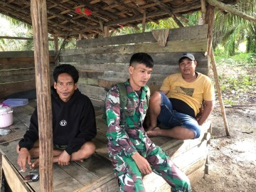 Babinsa Koramil 406-03/Rupit Laksanakan Komsos Bersama Warga Desa Lawang Agung