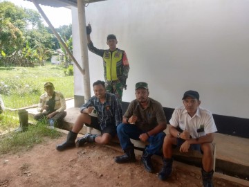 Babinsa Koramil 406-04/Muara Lakitan Laksanakan Komsos dan Monitoring Keamanan Lingkungan di Desa Marga Baru