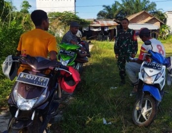 Babinsa Koramil 406-04/Muara Lakitan Jalin Silaturahmi dan Beri Himbauan Larangan Bakar Lahan di Musim Kemarau