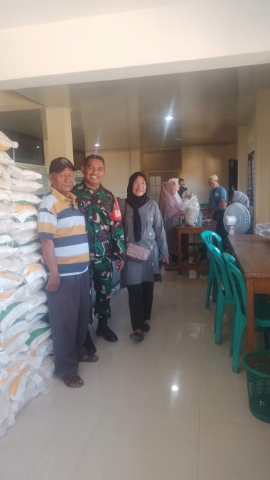 Koptu Murtopo Babinsa Koramil 406-10/Lubuklinggau Timur Monitoring Penyaluran Bantuan Beras di Kelurahan Wira Karya