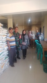 Koptu Murtopo Babinsa Koramil 406-10/Lubuklinggau Timur Monitoring Penyaluran Bantuan Beras di Kelurahan Wira Karya