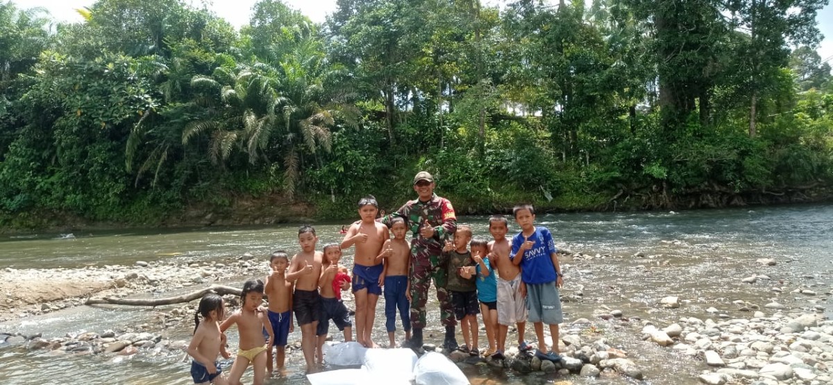 Babinsa Koramil 406-03/Rupit Jalin Kedekatan Lewat Komsos Bersama Anak-Anak dan Warga di Desa Binaan