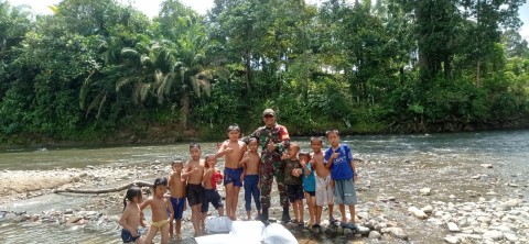 Babinsa Koramil 406-03/Rupit Jalin Kedekatan Lewat Komsos Bersama Anak-Anak dan Warga di Desa Binaan