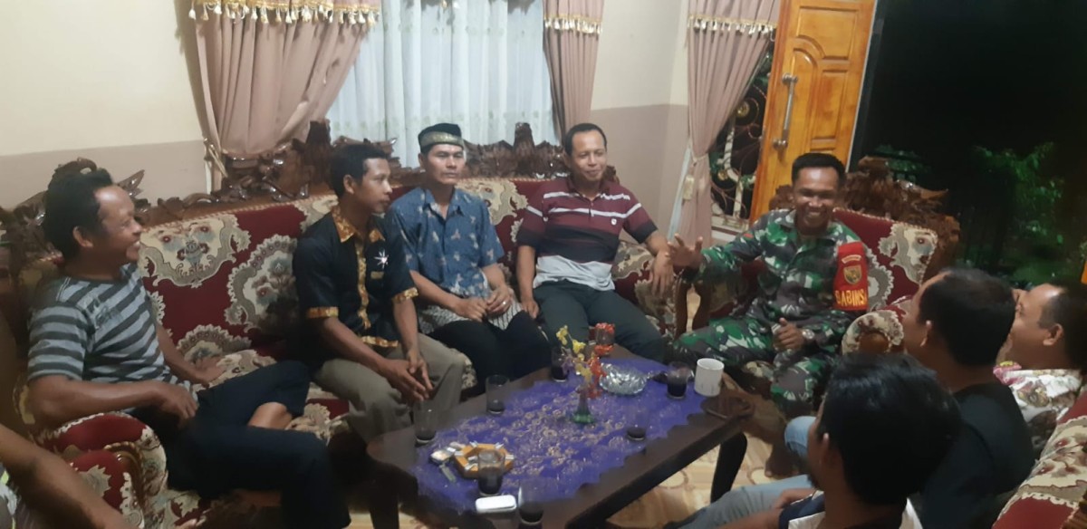 Koptu Siswanto, Babinsa Koramil 406-10/Lubuklinggau Timur, Bersama Warga RT 04 Air Temam Perkuat Sinergi di Lingkungan