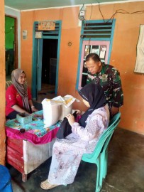 Babinsa Koramil 406-10/Lubuklinggau Timur Monitoring Penyaluran Bantuan Beras Pangan CBR di wilayah Kelurahan Taba Lestari, Kecamatan Lubuklinggau Timur I