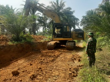 TMMD ke-125 Kodim 0406/Lubuklinggau: TNI Bersama Rakyat Bangun Jalan Poros Sepanjang 1,9 KM di Desa Kota Baru SP 7
