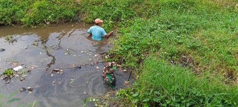 Koramil 406-06/Tugumulyo Bersama Masyarakat Gotong Royong Bersihkan Saluran Irigasi di Kelurahan Tugumulyo