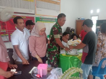 Babinsa Koramil 406-04/Muara Lakitan Dampingi Pembagian Bantuan Beras kepada Warga Kelurahan Muara Lakitan