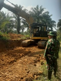 Kodim 0406/Lubuklinggau Laksanakan Pengecekan dan Pengawasan Pembukaan Jalan TMMD Sepanjang 1,9 Km di Desa Kota Baru SP 7 Cecar