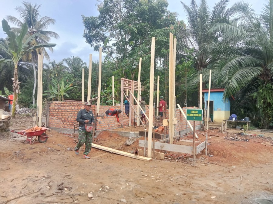 Anggota TMMD Kodim 0406/Lubuklinggau Kejar Target Pembangunan Rumah Warga Tanpa Kenal Lelah di Desa Kota Baru SP 7 Cecar