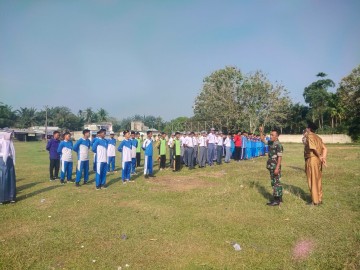 Serka Bambang dan sertu Tugianto Babinsa Koramil 406-04/Muara Lakitan laksanakan pendampingan seleksi calon pengibar bendera tingkat kecamatan Megang sakti.