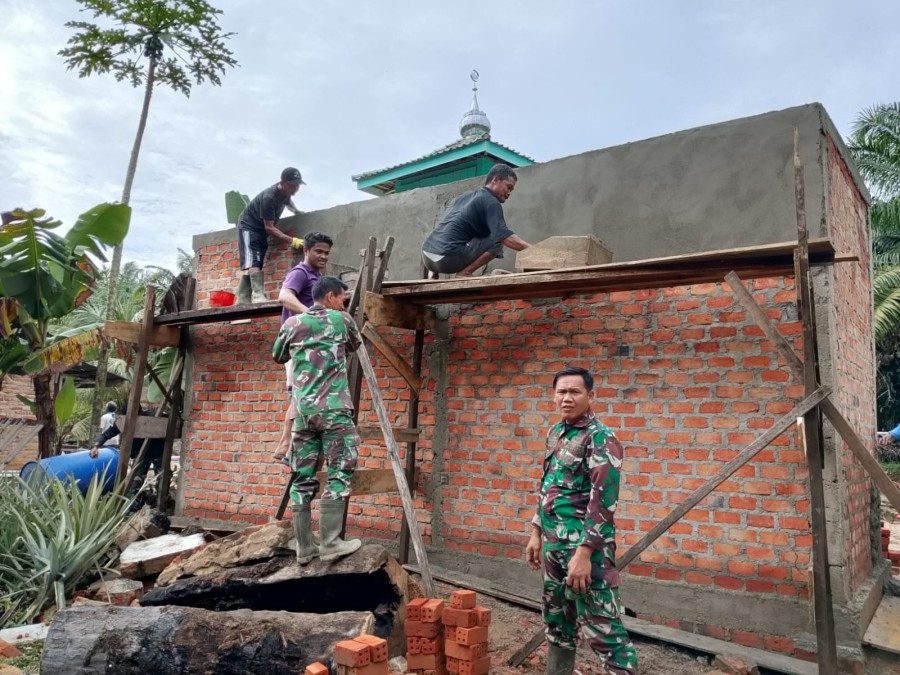 Satgas TMMD ke-125 Kodim 0406/Lubuklinggau Bangun MCK di Desa Kota Baru SP 7, Pengerjaan Masuki Tahap Plester Dinding