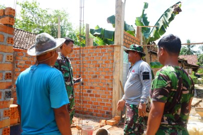 PASTI TER KODIM 0406/LUBUKLINGGAU KAPTEN INF JATI PRIYONO TINJAU PEMBANGUNAN RUMAH TMMD DI DESA KOTA BARU SP 7 CECAR
