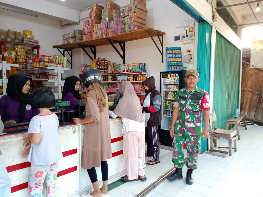 Babinsa Koramil 406-10/Lubuklinggau Timur Sosialisasi Kamtibmas Bersama Pedagang Pasar Moneng