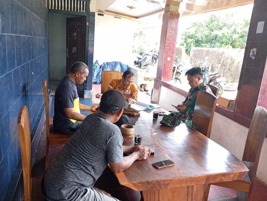 Satgas TMMD ke-125 Kodim 0406/Lubuklinggau Jalin Keakraban dengan Kepala Desa Kota Baru SP 7