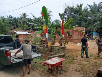 SATGAS TMMD KE-125 KODIM 0406/LUBUKLINGGAU DISTRIBUSIKAN MATERIAL PEMBANGUNAN RUMAH LAYAK HUNI DAN MCK DI DESA KOTA BARU SP 7