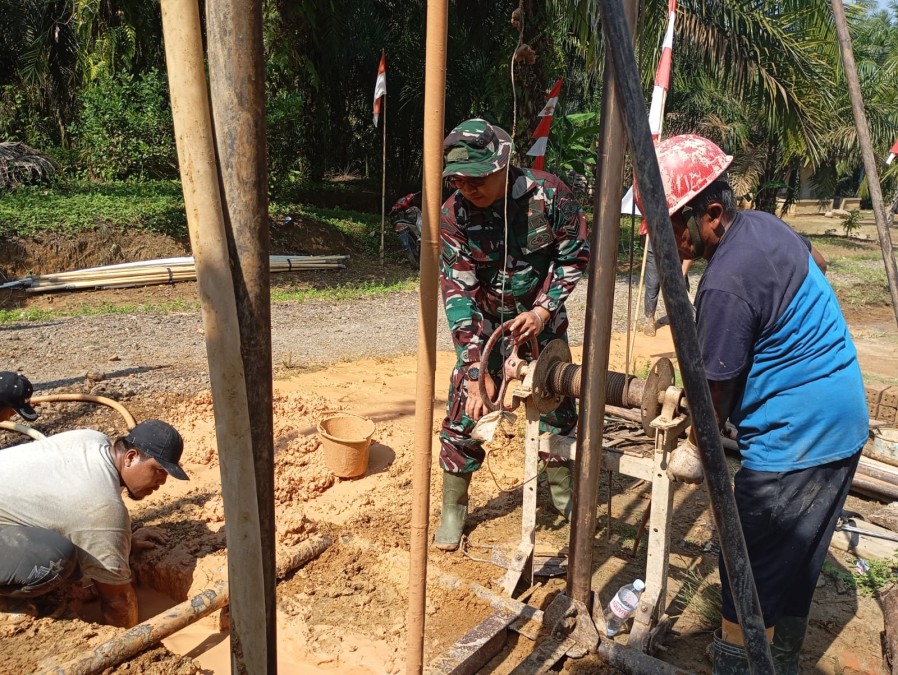 SATGAS TMMD KE-125 KODIM 0406/LUBUKLINGGAU LAKSANAKAN PENYEDIAAN AIR BERSIH UNTUK WARGA DESA KOTA BARU SP 7