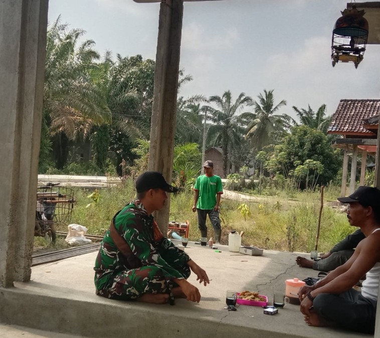 Tingkan kerjasama dengan masyarakat desa binaan Babinsa Koramil 406-04/Muara Lakitan jalin komsos di wilayah